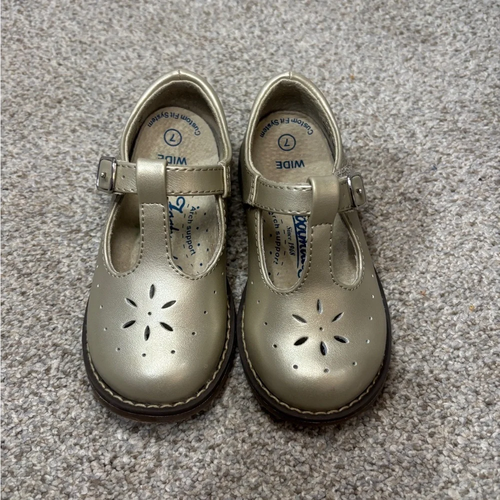 NWOT Footmates Sherry Velcro Mary Jane Shoes Toddler Girl Gold Flats 7 Wide